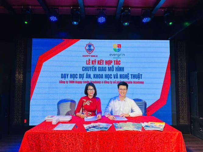 Bà Hà Thị Kim Oanh – Giám đốc Công ty TNHH Happy Smile Academy và ông Uông Minh Quân – Phó Giám đốc Công ty cổ phần Evergrin tại lễ ký kết